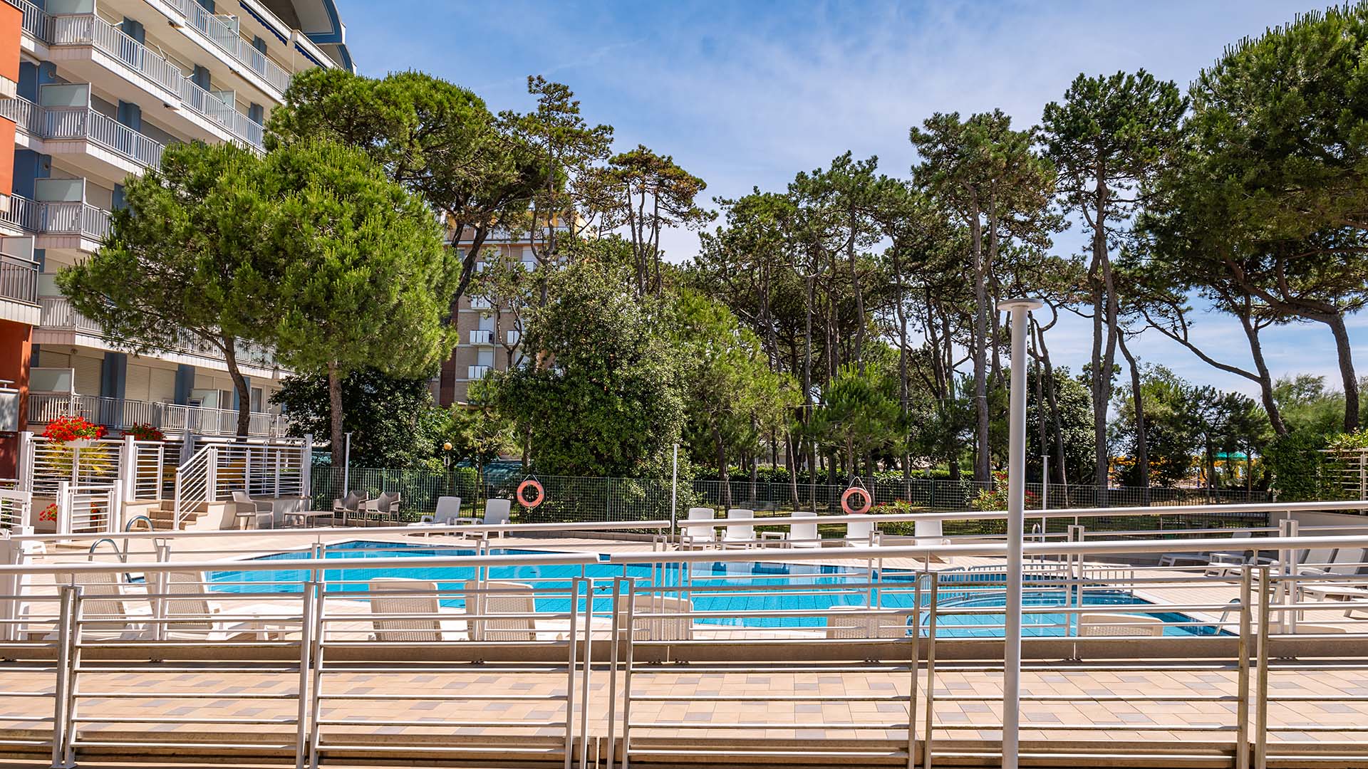 Relaxation and fun by the pool for the whole family